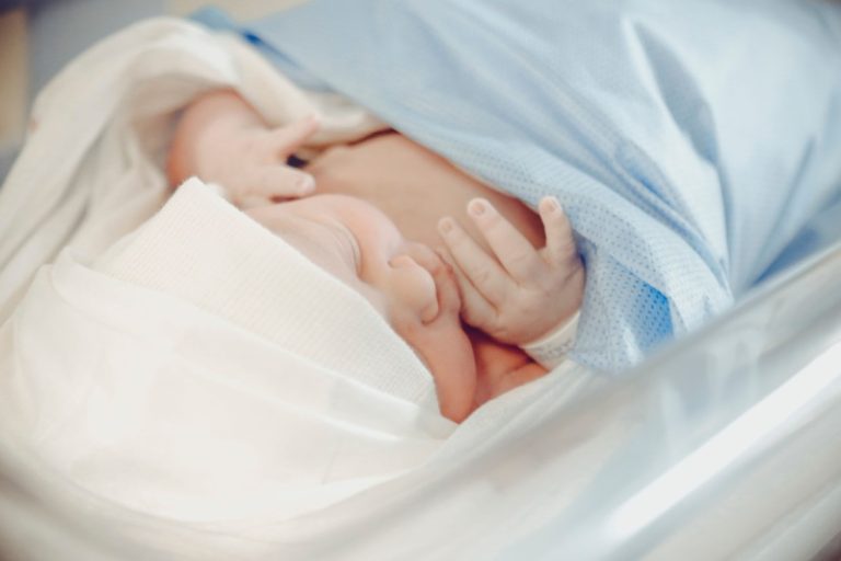 Вітання батькам з народженням дитини: короткі побажання та проза